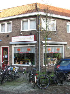 820875 Gezicht op de voorgevel van Chinees-Indisch Restaurant Mee Wah (Bataviastraat 1) te Utrecht; rechts de Makassarstraat.